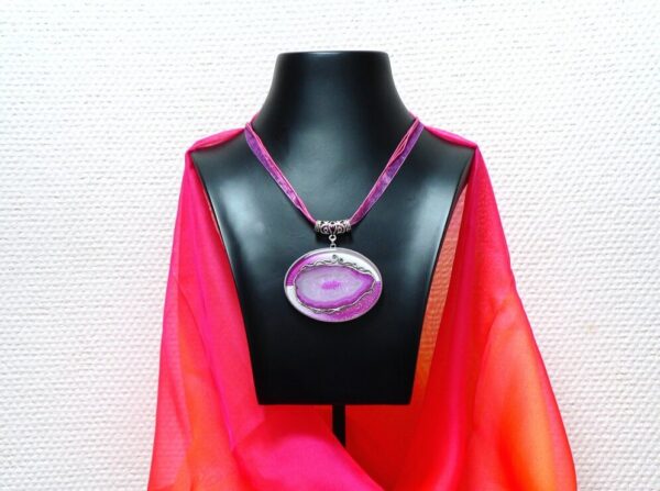 Pryskyřicový náhrdelník s růžovým achátem