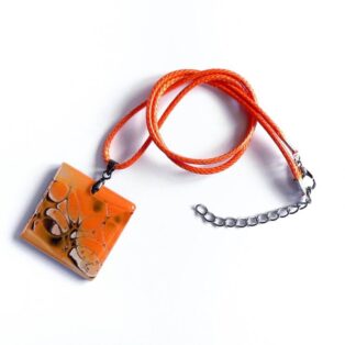 šperk, samostatný oranžový přívěsek na řemínku