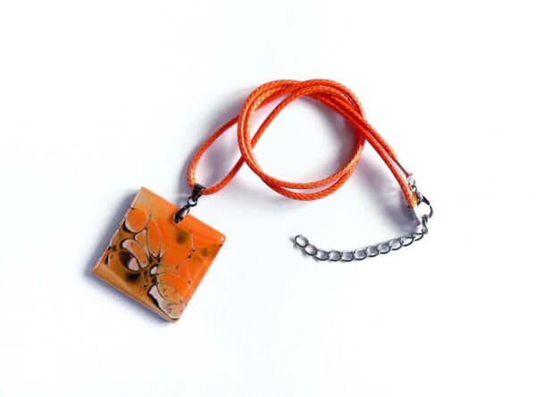 šperk, samostatný oranžový přívěsek na řemínku
