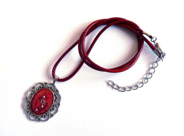 šperk, červený přívěsek, náhrdelník na řemínku