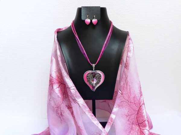 Růžový náhrdelník ve tvaru srdce s andělskými křídly