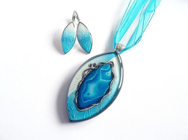 Originální náhrdelník s modrým achátem