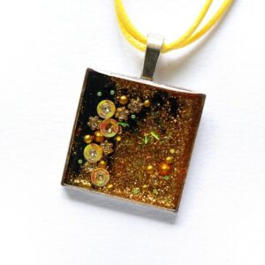 Třpytivý žlutý náhrdelník s květinami čtverec
