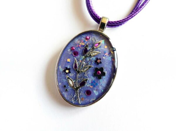 Fialový náhrdelník s květinami oválný