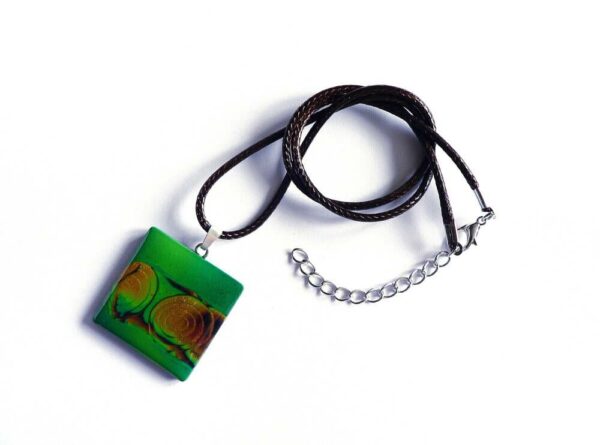 šperk, zelený přívěsek, náhrdelník na řemínku