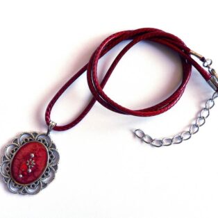 šperk, červený přívěsek, náhrdelník na řemínku