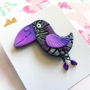 Brož fialový ptáček s nožičkami