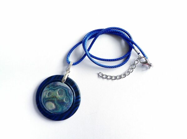 Modrý samostatný přívěsek šperkový, náhrdelník na řemínku