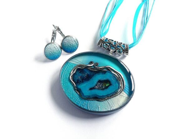 Originální náhrdelník s modrým achátem