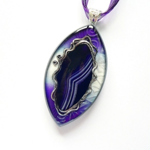 Originální náhrdelník s fialovým achátem