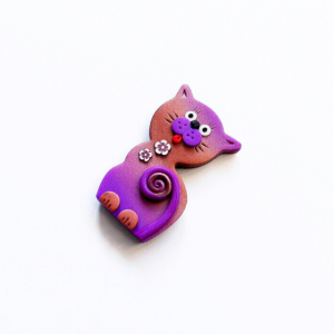 Magnetka fialovo hnědá kočka s hnědými kytičkami