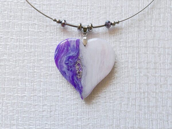 Náhrdelník bílo-fialové srdce na ocelové obruči
