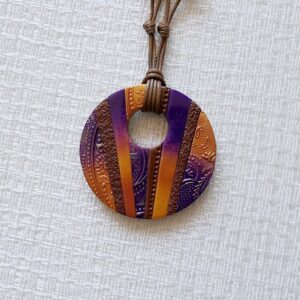 Kulatý fialovo-hnědý náhrdelník na dlouhém řemínku