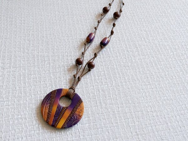 Kulatý fialovo-hnědý náhrdelník na dlouhém řemínku