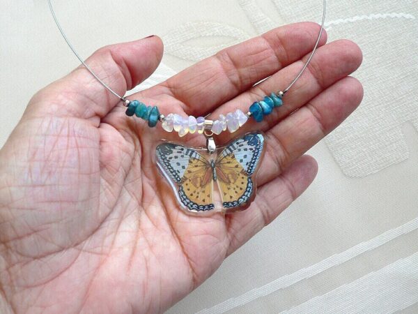 Náhrdelník motýl s opalitem a apatitem na ocelovém lanku