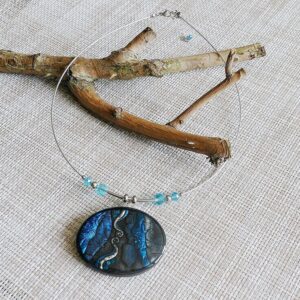 Modrý oválný náhrdelník na ocelovém lanku