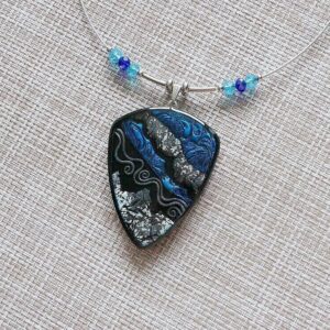 Tmavě modrý náhrdelník na lanku z oceli