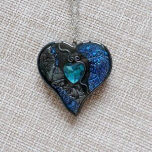 Modrý náhrdelník srdce na dlouhém řetízku