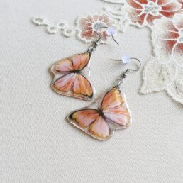 Náušnice růžovo-hnědí motýlci na ocelovém háčku