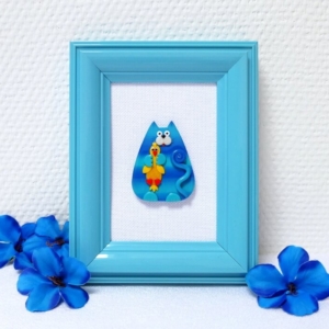 Obrázek kočka s housetem v modrém rámečku